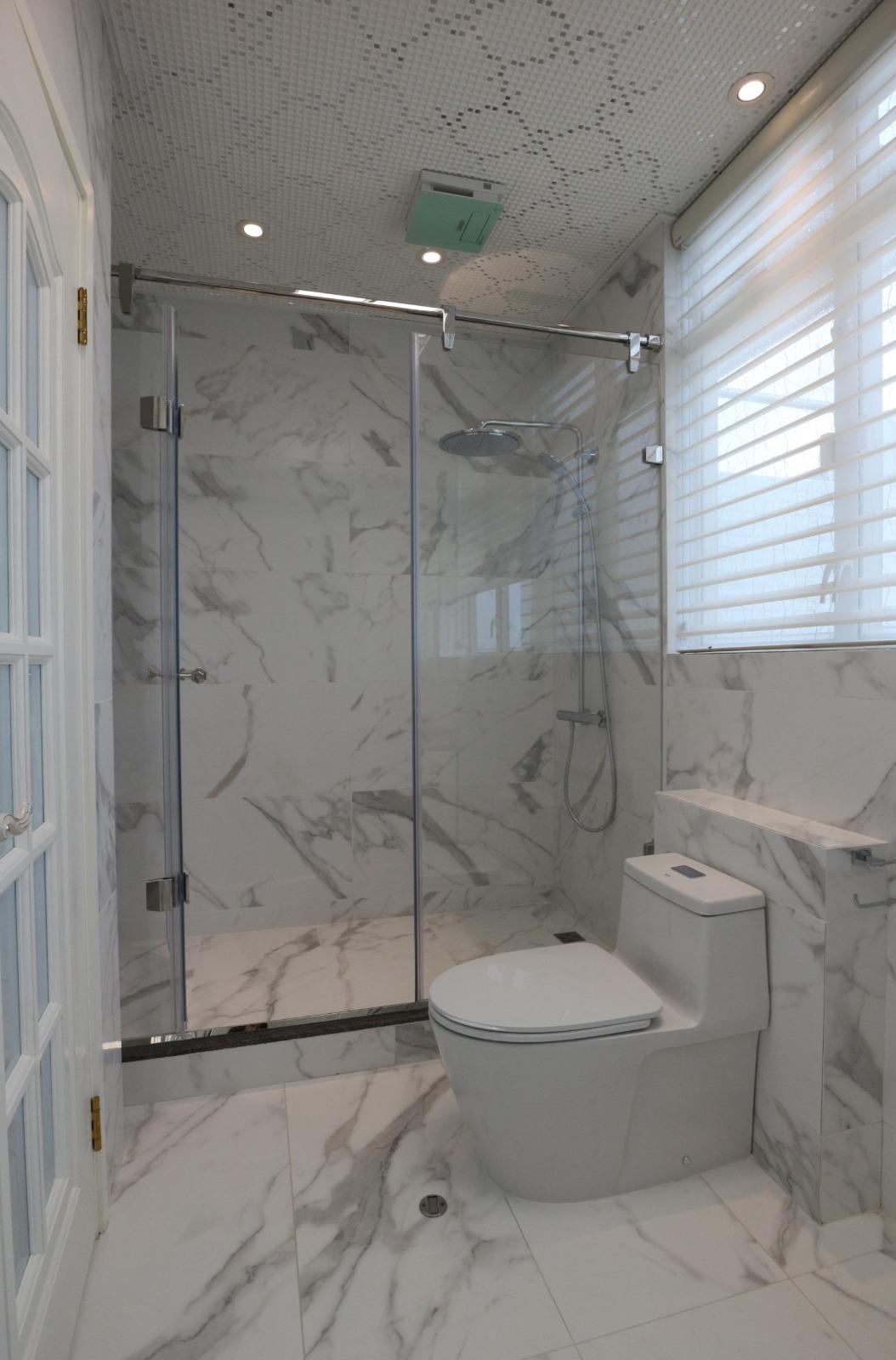 浴室採用雲石設計,新淨美觀。