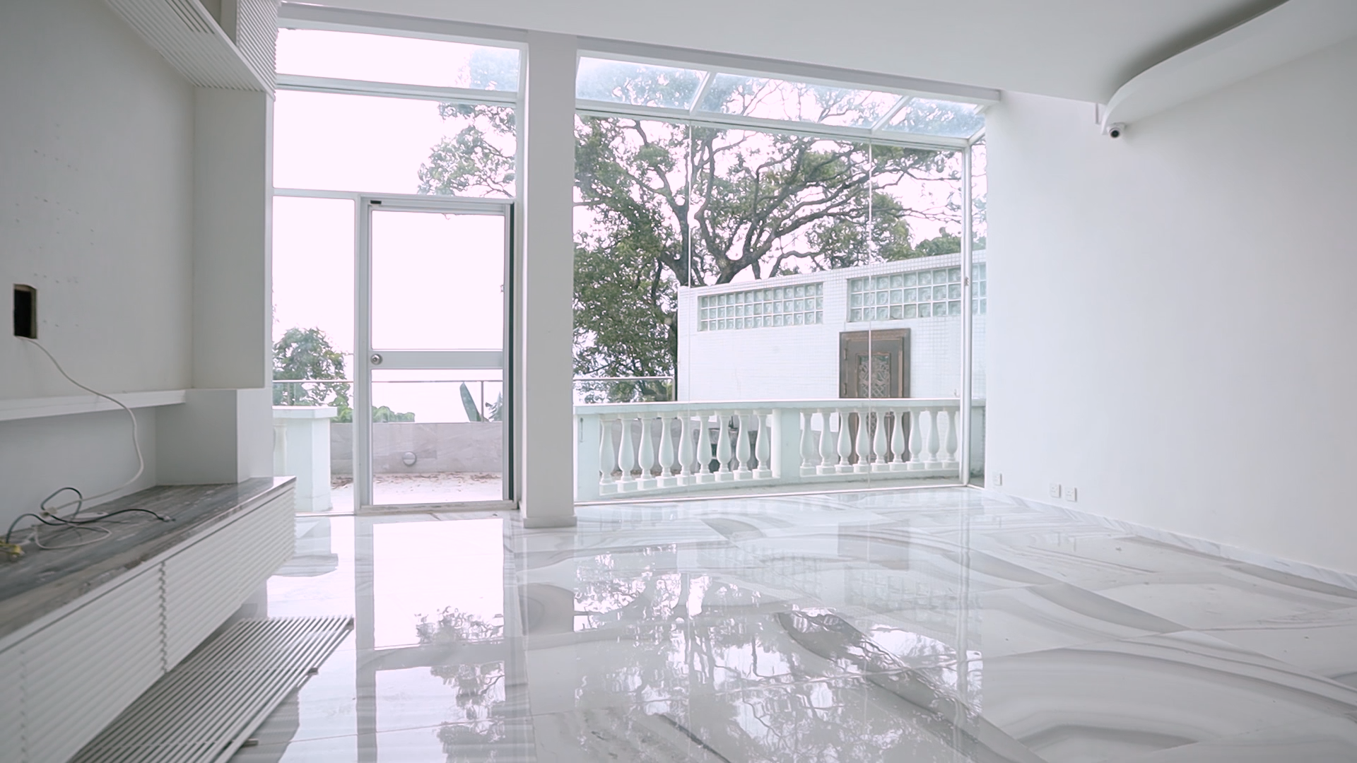 客廳外接露台,陽光普照的日子時,絕對十分舒服開揚。