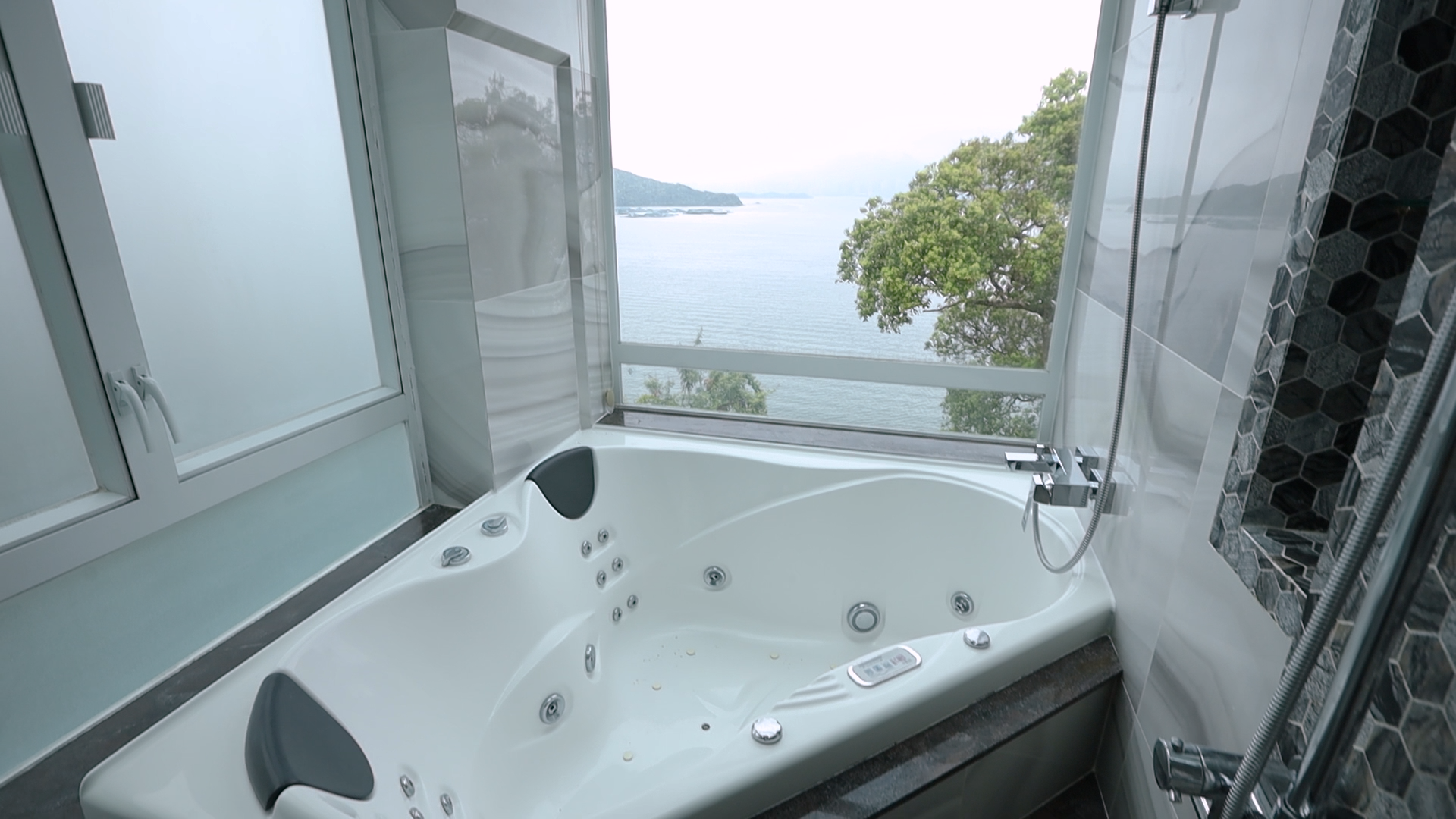 大大個按摩浴池,可以一邊喝美酒、一邊浸浴,爽得很!