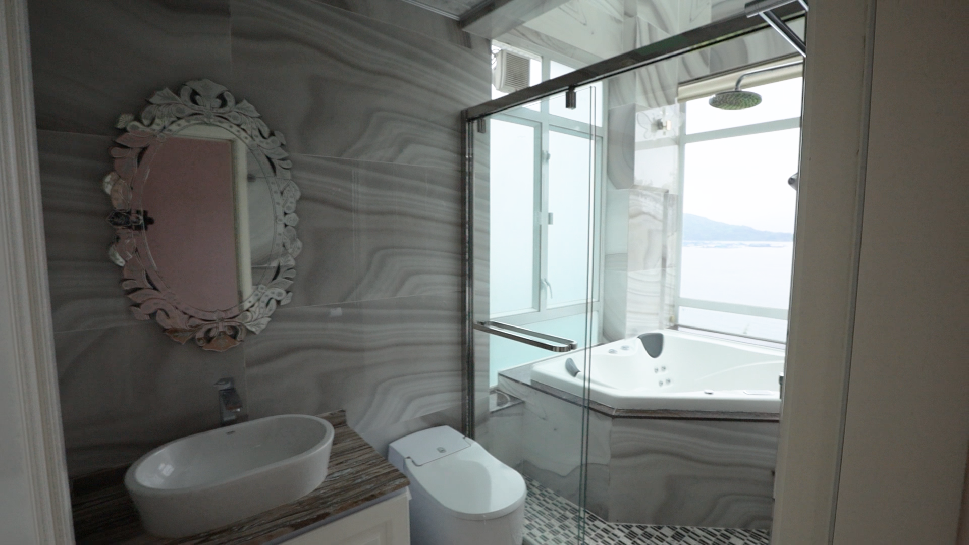 大大個按摩浴池,可以一邊喝美酒、一邊浸浴,爽得很!