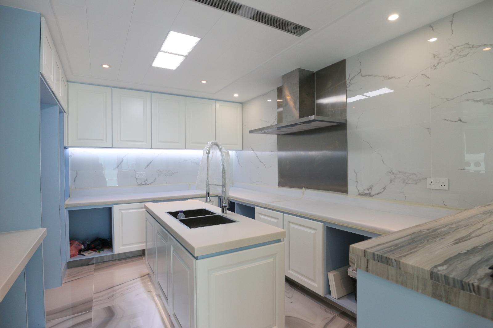 廚房面積寬敞,設有中島櫃,裝修新淨整潔。