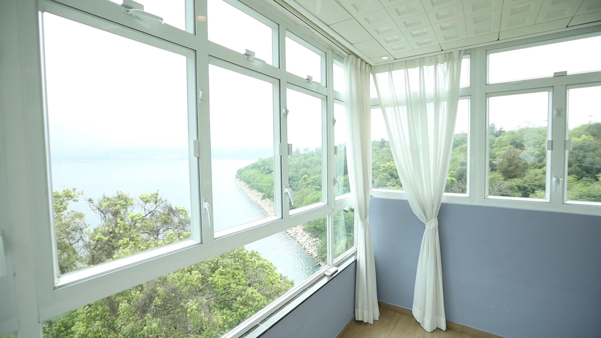 其中一個睡房為三面單邊,無遮擋海景相當吸引。