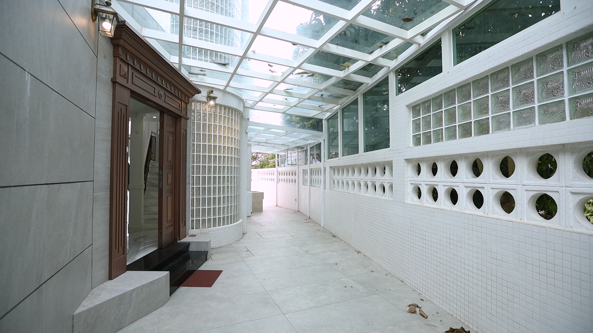 洋房外的空間。