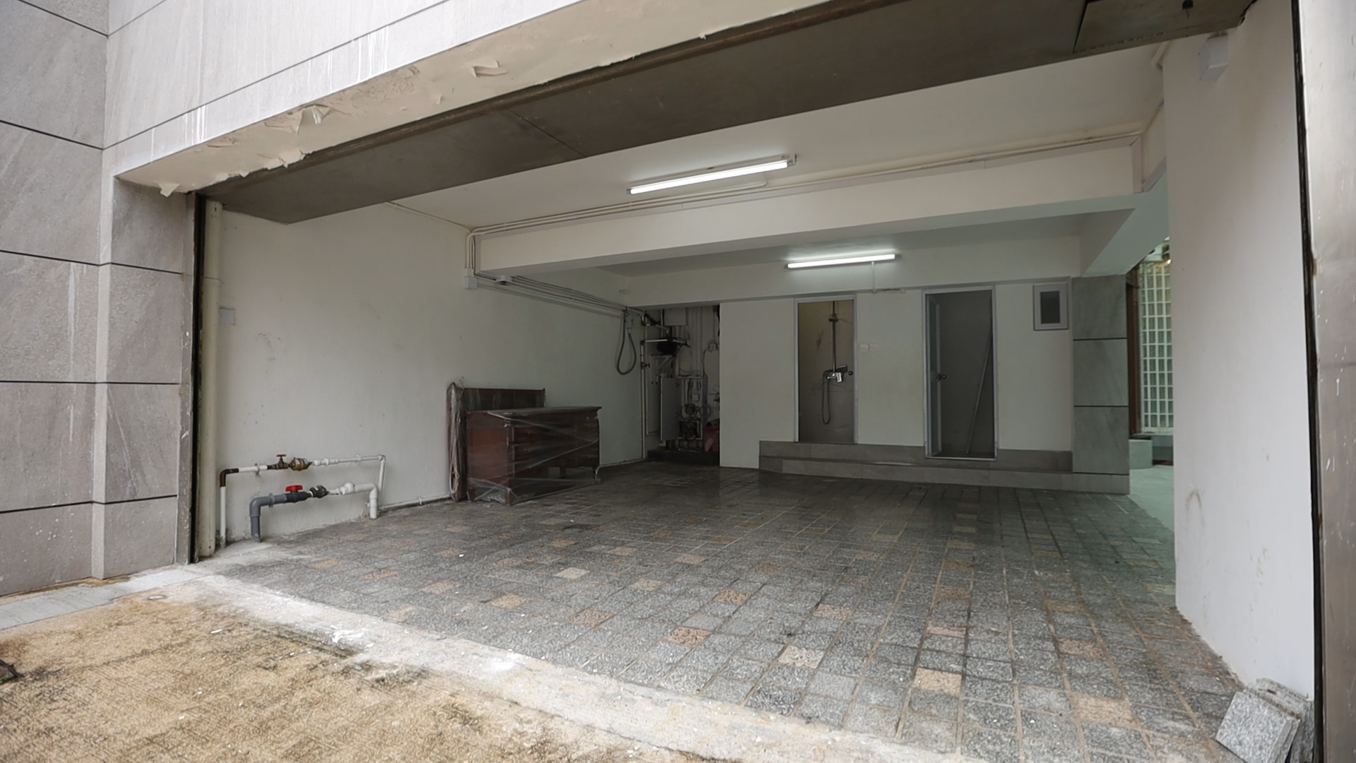 洋房地下可停泊兩部車。