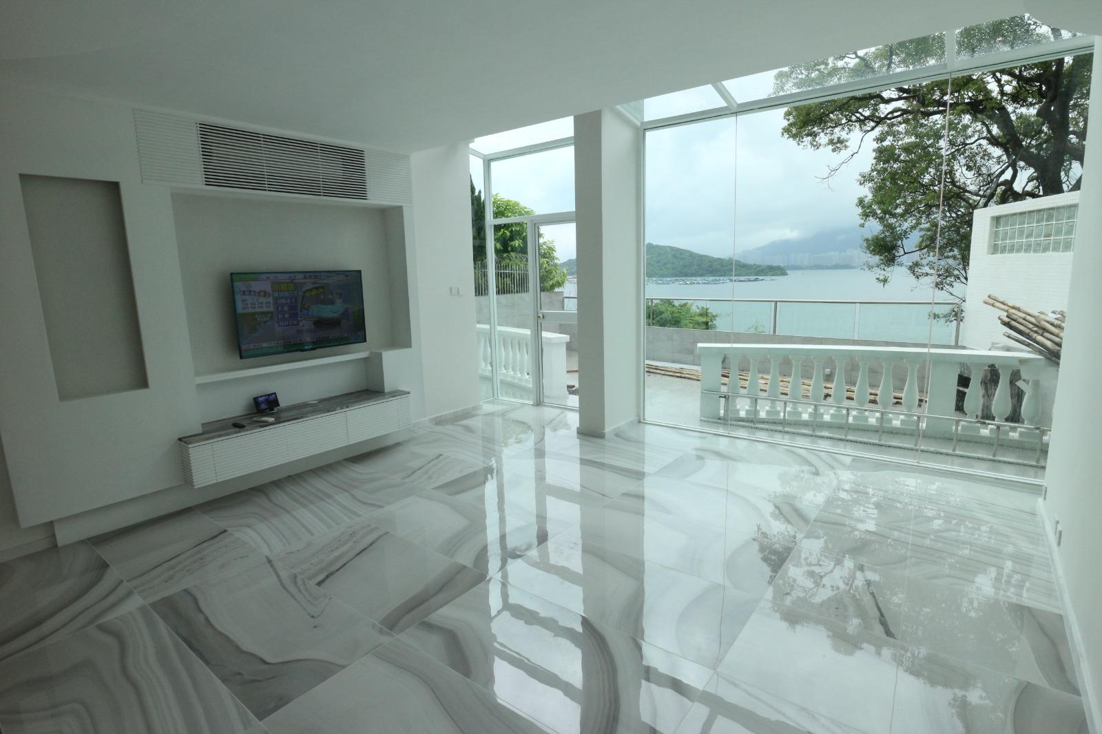 客廳外接露台,陽光普照的日子時,絕對十分舒服開揚。