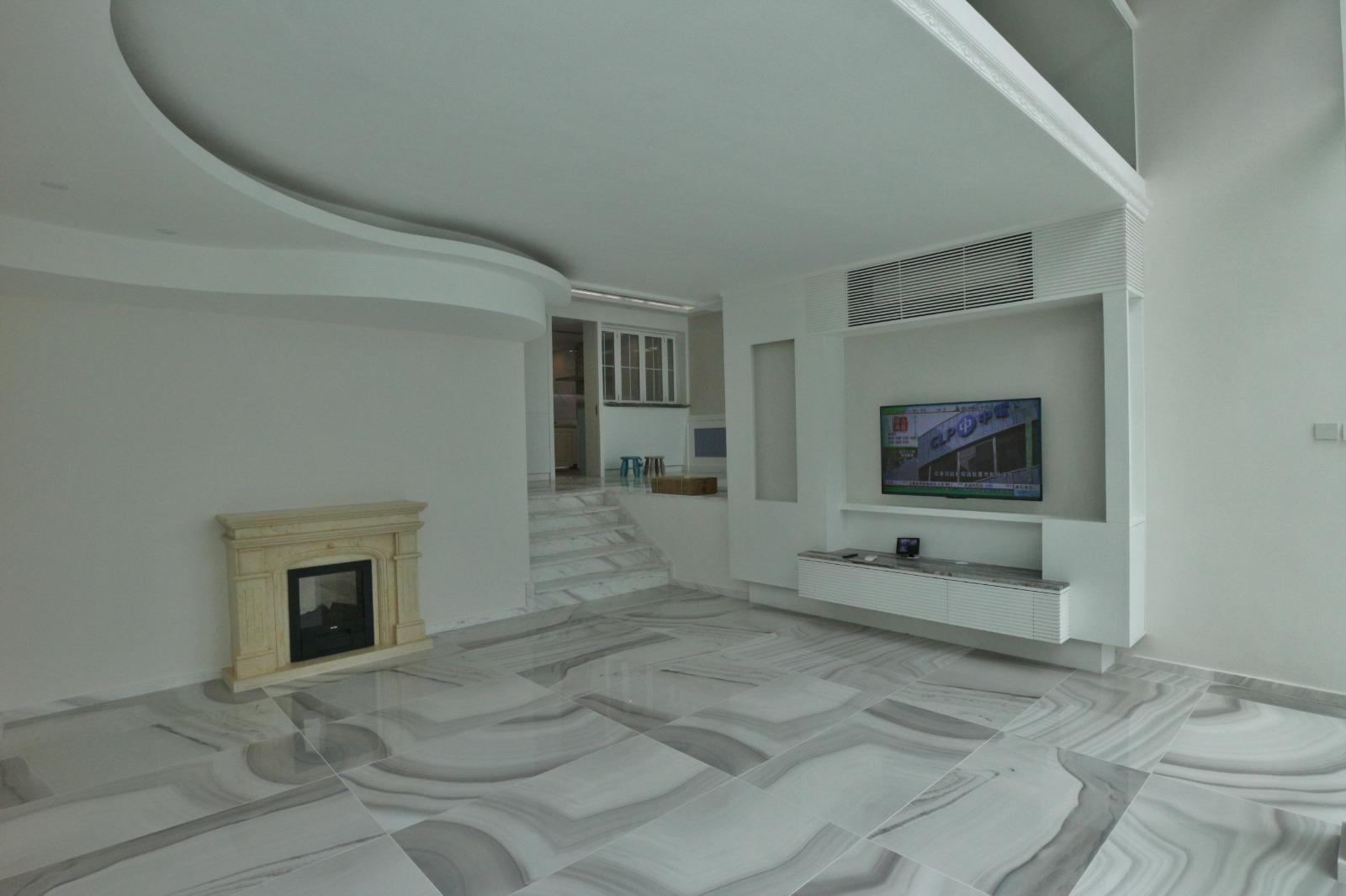 客廳設有仿璧爐,配合白色綴灰色紋理的雲石地板,以及流線形假天花,傳統的獨立大宅格調。