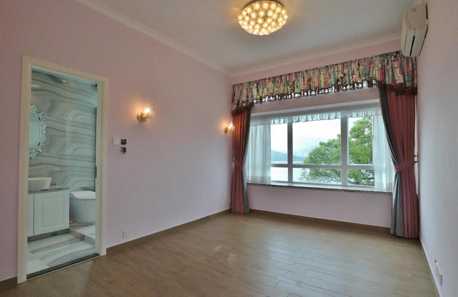 單位有五房三套房,房間面積十分闊落,設計華麗復古。