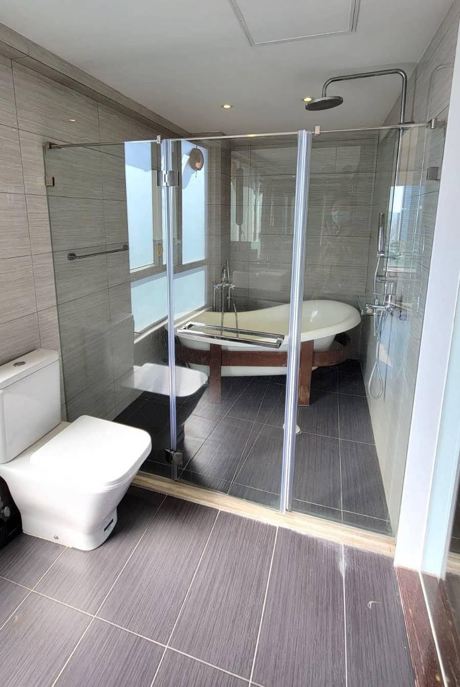 主人房浴室空間充足,擺放免安裝式浴缸後也不覺侷促。