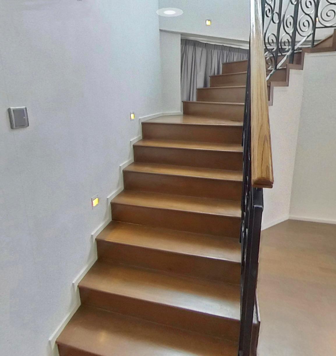 雅麗居2座高層E室的室內樓梯。