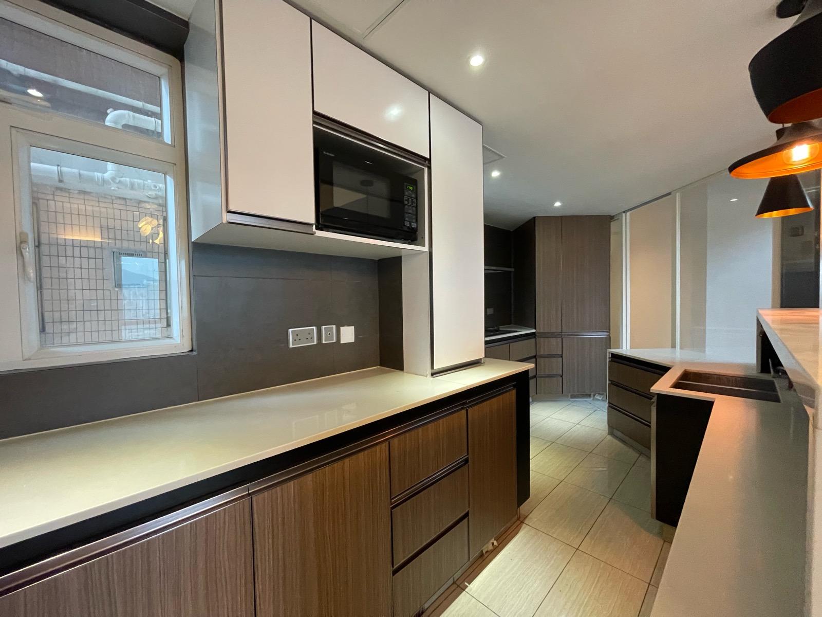 廚房間隔細長,但算闊落,下廚空間充足。