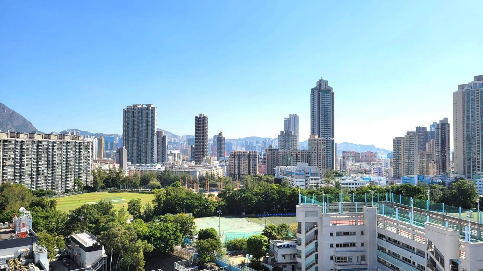 單位景觀非常廣闊開揚,其中一邊望向天光道運動場及馬頭圍一帶全景。