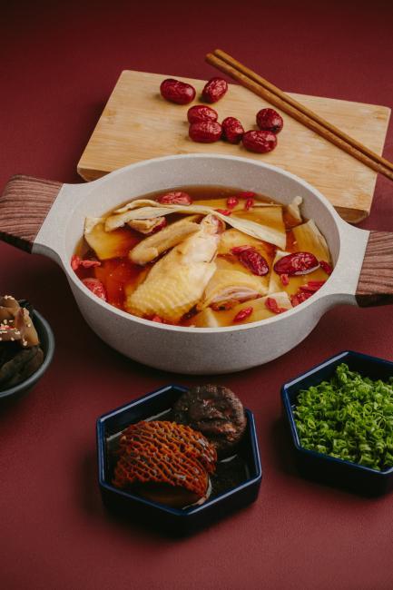 養生湯底之選 - 藥膳花雕醉雞湯