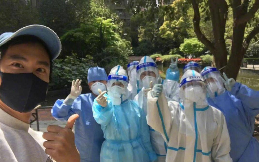 彭于晏在上海其中一個社區與工作人員合照。