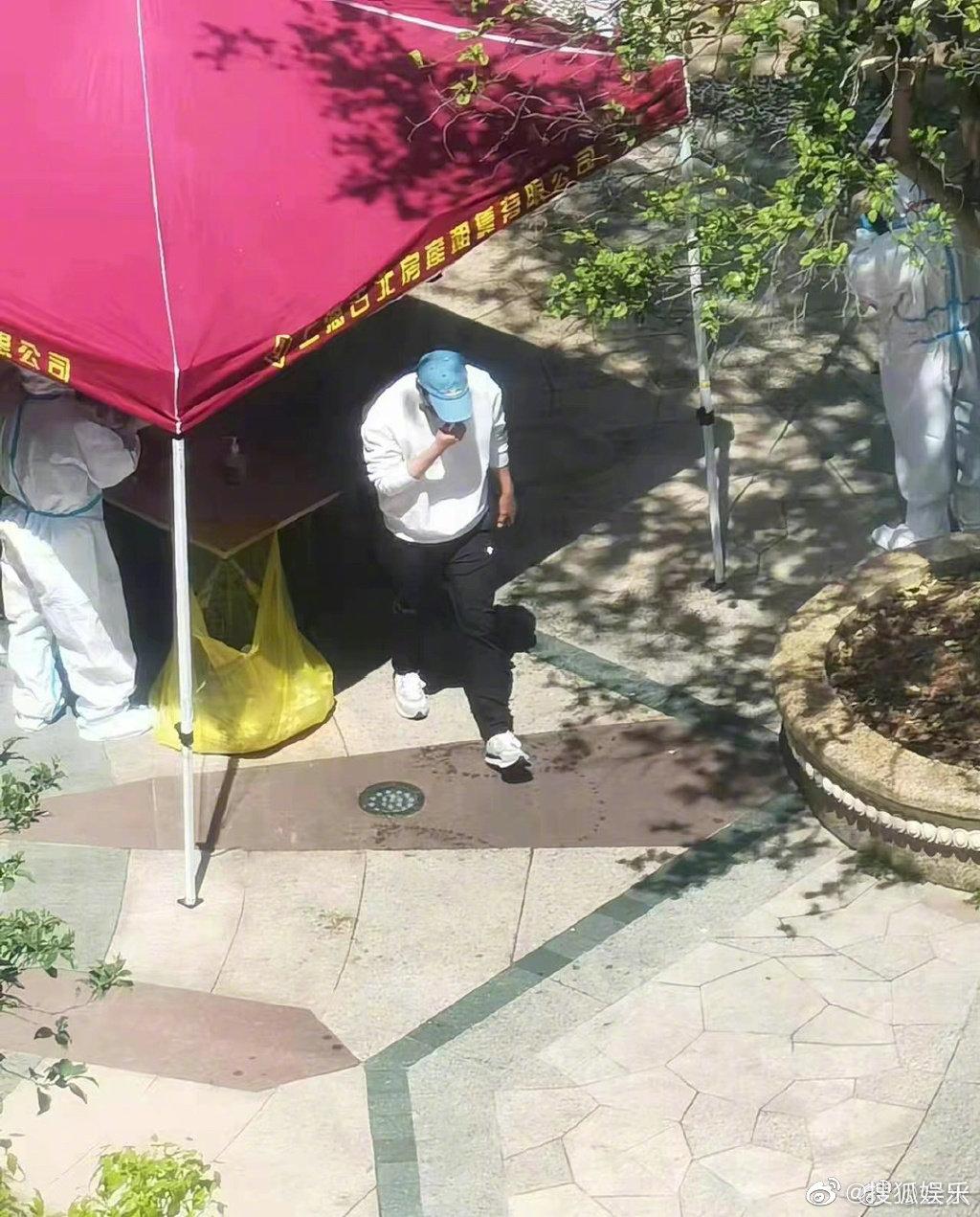 彭于晏做桃酸檢測時被網民捕獲。