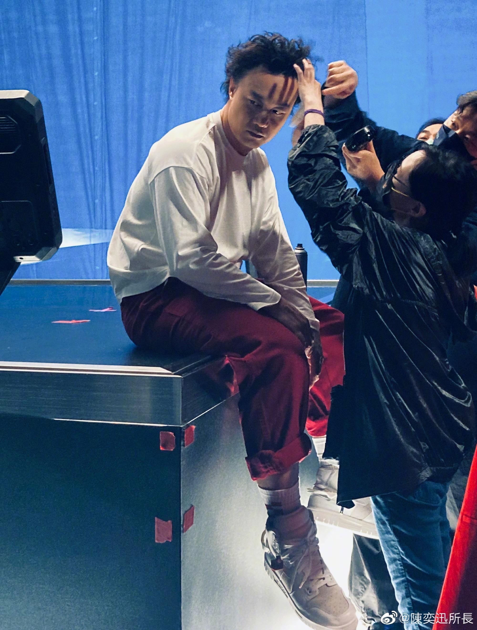 Eason比以前清減了不少。