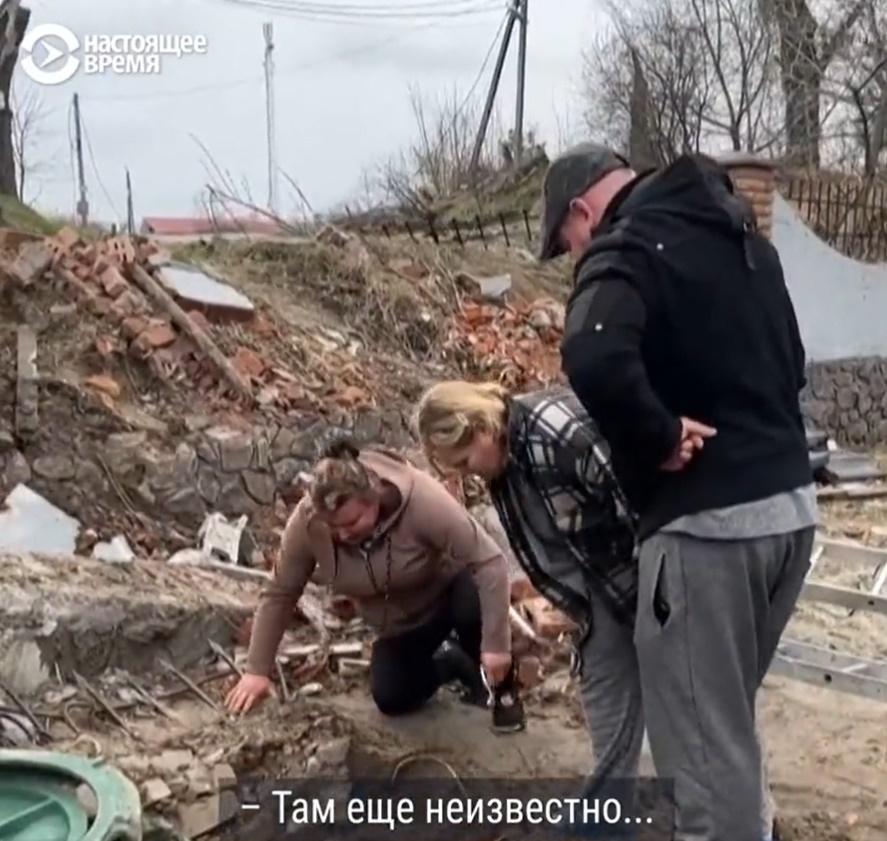 婦人跪在沙井旁叫喊:「我的兒子,我的兒子」。(Twitter)