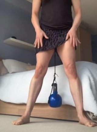 她在下體繫上圓球,然後來回蹲下數次。(TikTok)