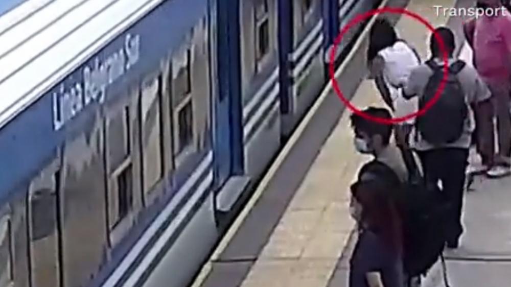 Candela搖搖晃晃走向火車。(Twitter)