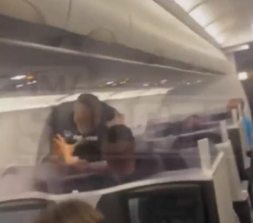 泰臣向後座男子揮拳。(Twitter)