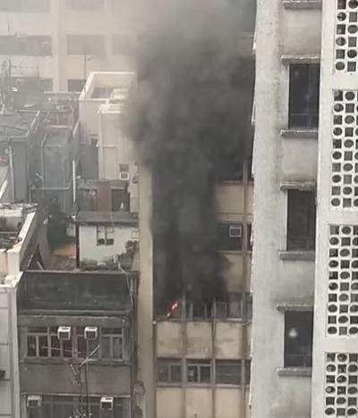 油麻地廟街甘肅街交界有大廈單位發生火警。(香港突發事故報料區@FB)