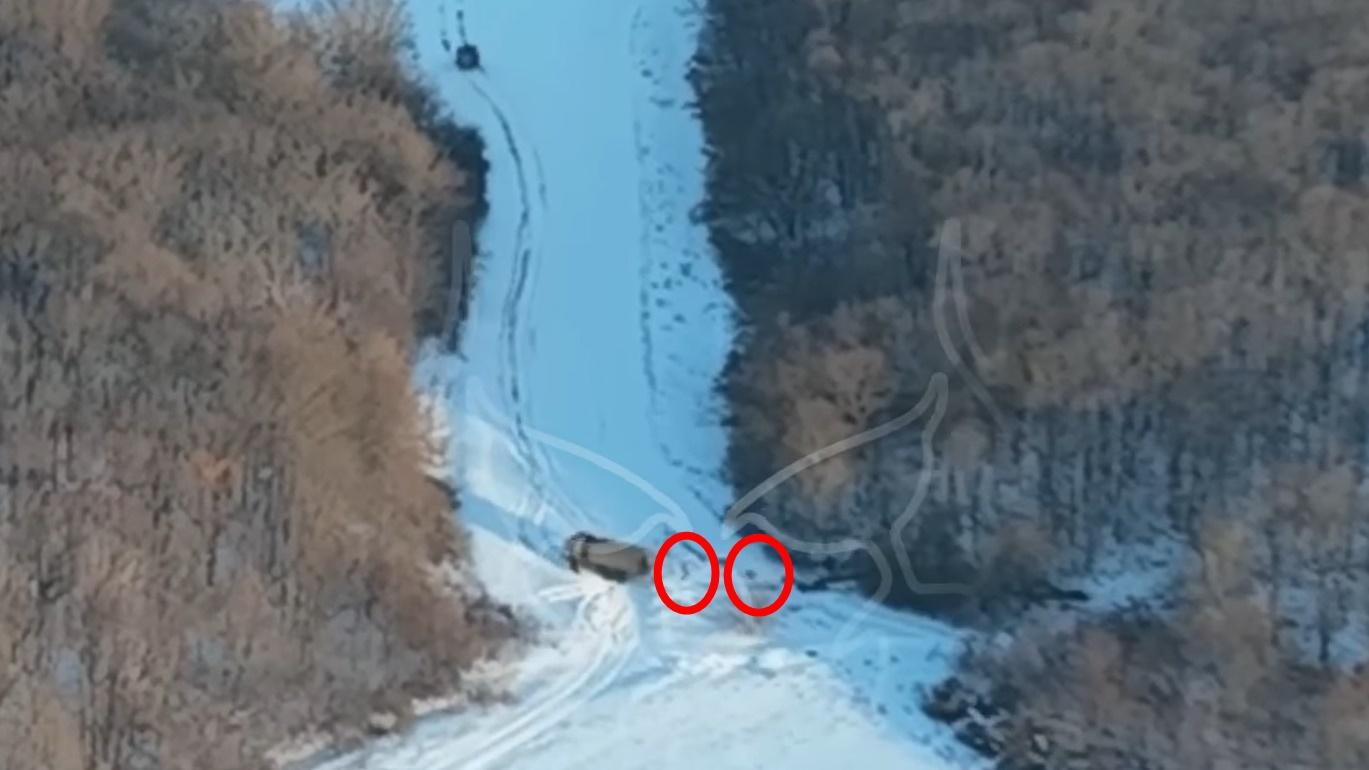 兩輛軍車一前一後開動,但其中2名相信屬於該軍隊的俄兵卻被丟下。(FB)