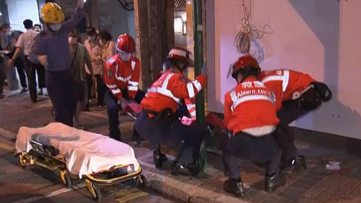 白色平治房車在德興街剷上行人路,撞傷2男1女。(電視截圖)