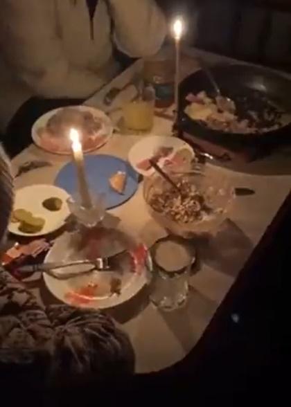 一家四口正食用晚餐。(Twitter)