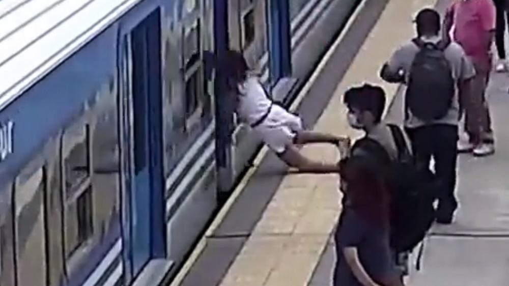 Candela撞向火車。(Twitter)