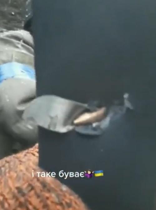 烏兵稱手機擋子彈保命。(Twitter)