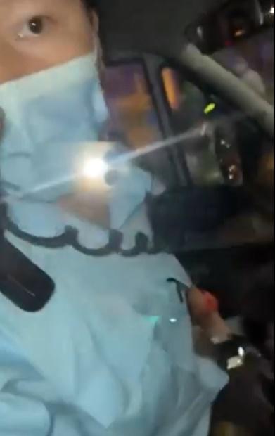 有市民圍警車爆粗與警掀罵戰。(FB)