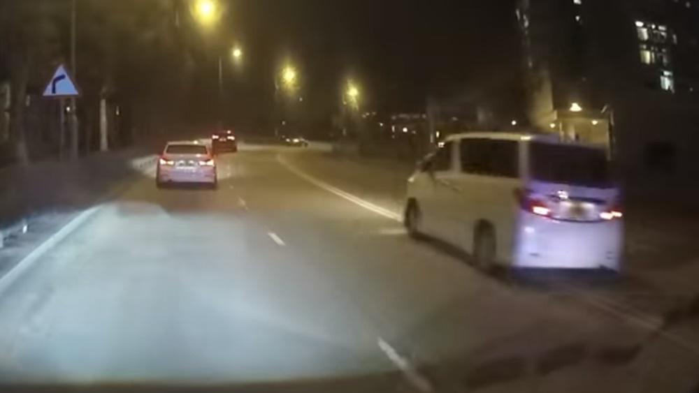 網上流傳懷疑警員追截七人車的片段,顯示一輛白色七人車於清水灣道高速越過雙白線超車,警車緊隨追截。 (香港突發事故報料區@FB)