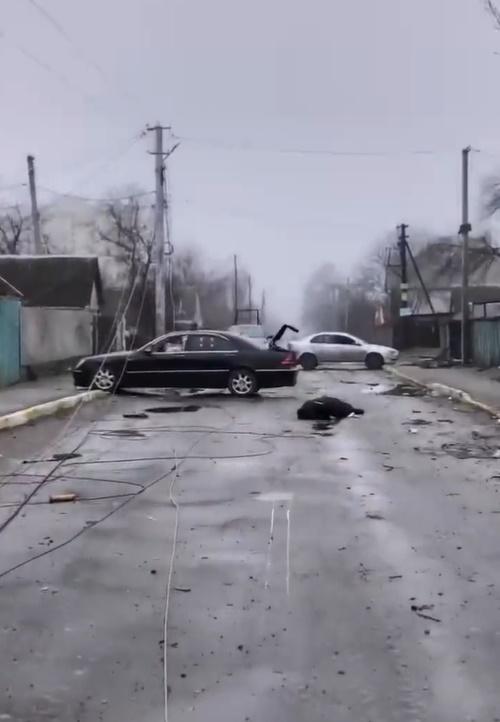 有人聲稱於同一地點拍攝到一具穿著平民裝束、旁邊有輛單車的遺體。(Twitter)