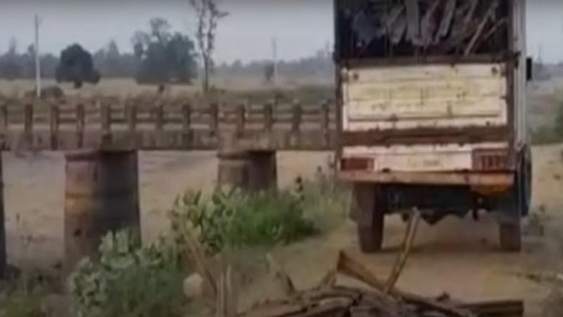 賊人將拆除的鐵材運走。(YouTube)