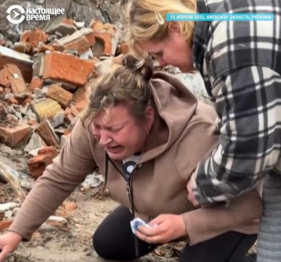 婦人:「讓我見他一會兒,讓我看,我想看」。(Twitter)