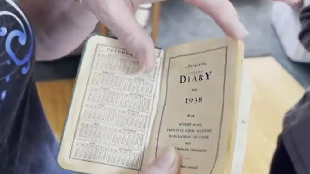 Lisa Coolbaugh在約23年前打掃屋企時發現日記。(YouTube)