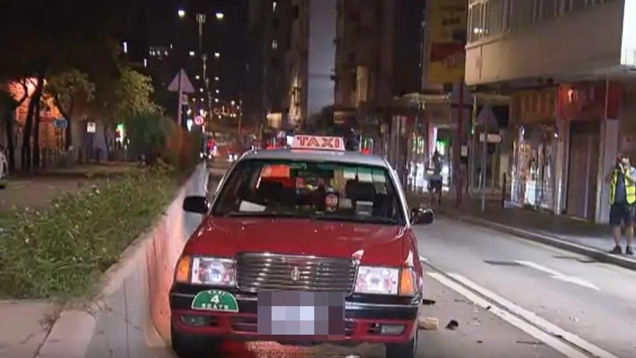 房車撞向一輛正在等燈的士,60歲的士司機受傷。(電視截圖)