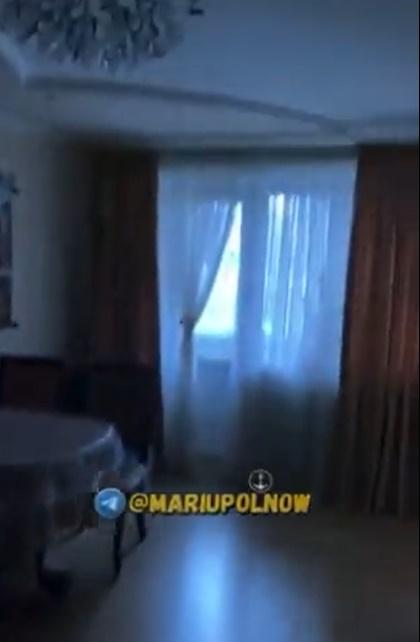 鏡頭轉向窗邊。(Twitter)