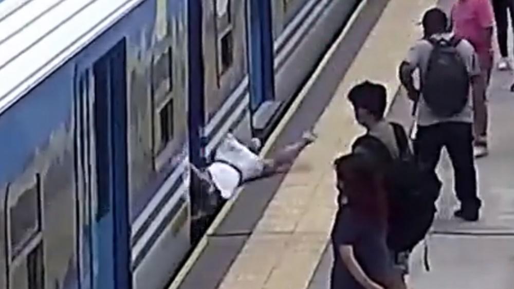 Candela撞向火車。(Twitter)