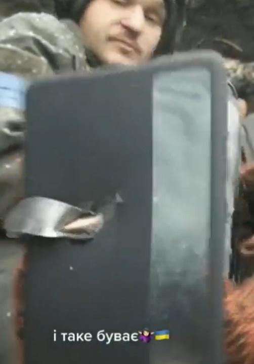 烏兵稱手機擋子彈保命。(Twitter)