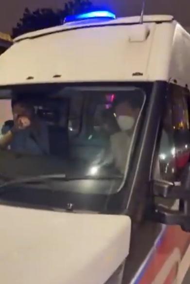 有市民圍警車爆粗與警掀罵戰。(FB)