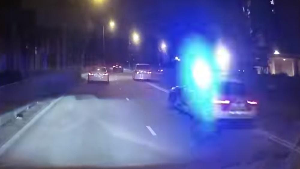 網上流傳懷疑警員追截七人車的片段,顯示一輛白色七人車於清水灣道高速越過雙白線超車,警車緊隨追截。 (香港突發事故報料區@FB)