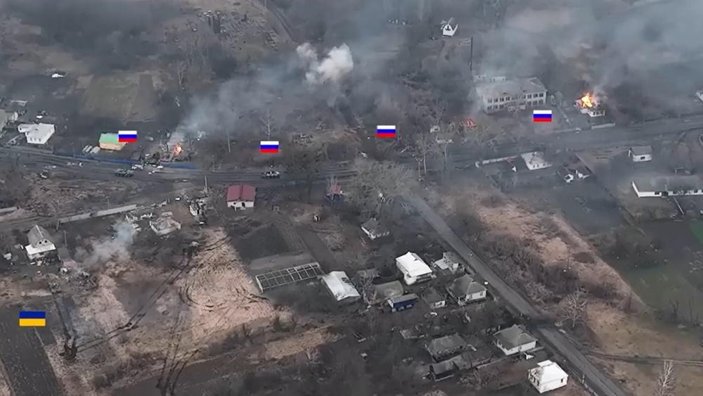 至少10架俄軍戰車駛入街道。(Twitter)