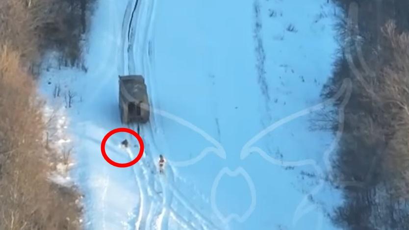 其中1名俄兵跑至倒地,狼狽非常,影片更重播士兵跌倒一刻。(FB)