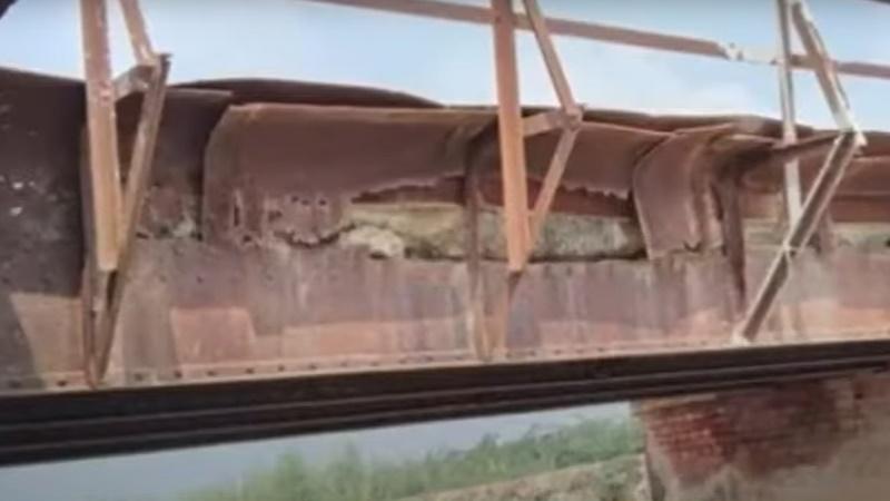 鐵橋廢用多年,出現鐵鏽。(YouTube)