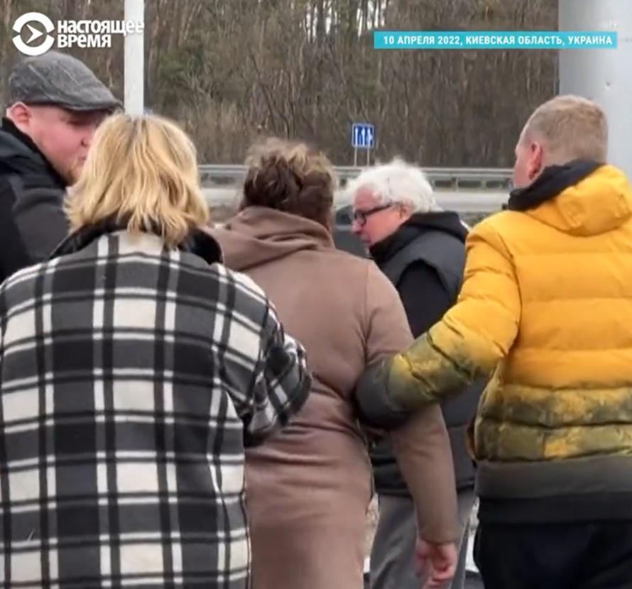 她由親友帶到一旁。(Twitter)