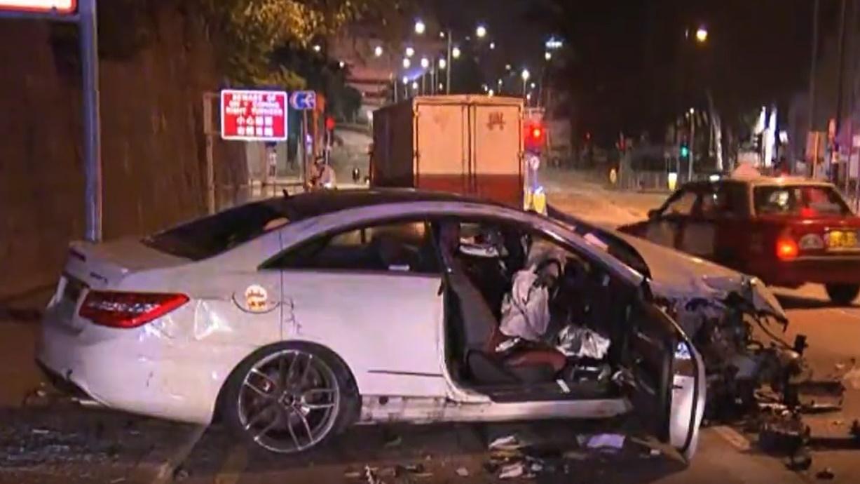 房車最後駛到柯士甸道及漆咸道南交界,撞向路牌及1棵樹停下。(電視截圖)