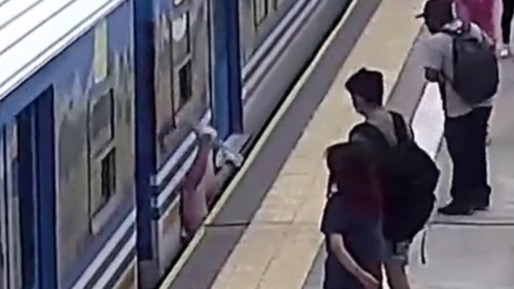 Candela跌入月台縫隙。(Twitter)