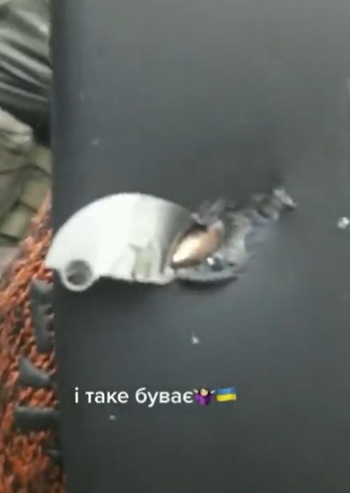 烏兵稱手機擋子彈保命。(Twitter)