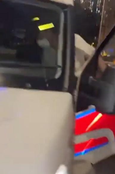 有市民圍警車爆粗與警掀罵戰。(FB)