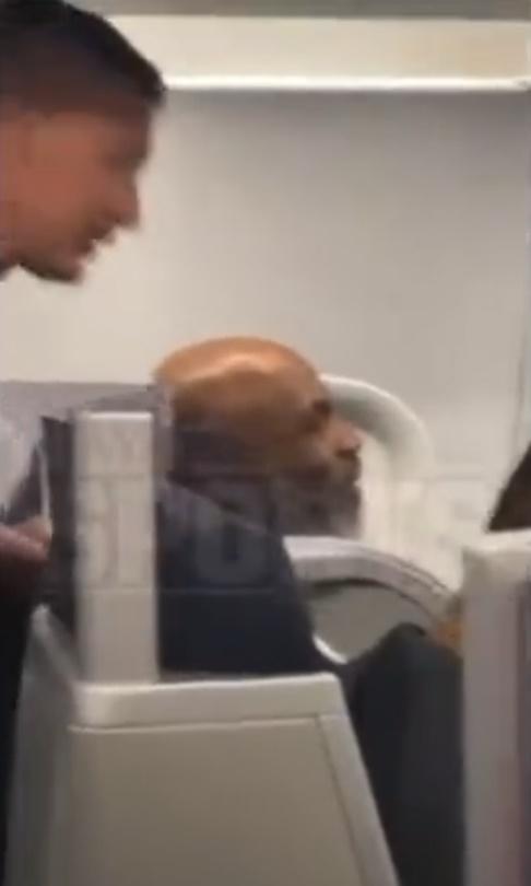 泰臣與男子互動。(Twitter)